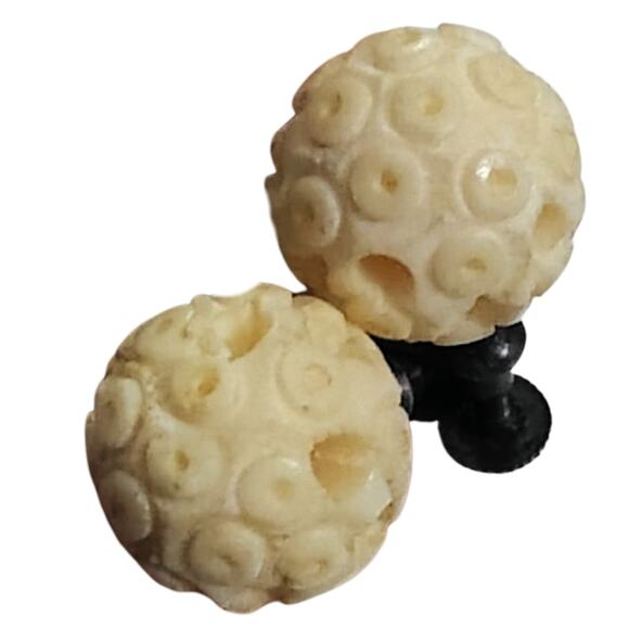 Mid Century Victorian Antique Carved Ivory Cream Bronze Screw Back Clip Earring - Picture 1 of 3